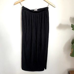 Aritzia Black Pleated Midi skirt